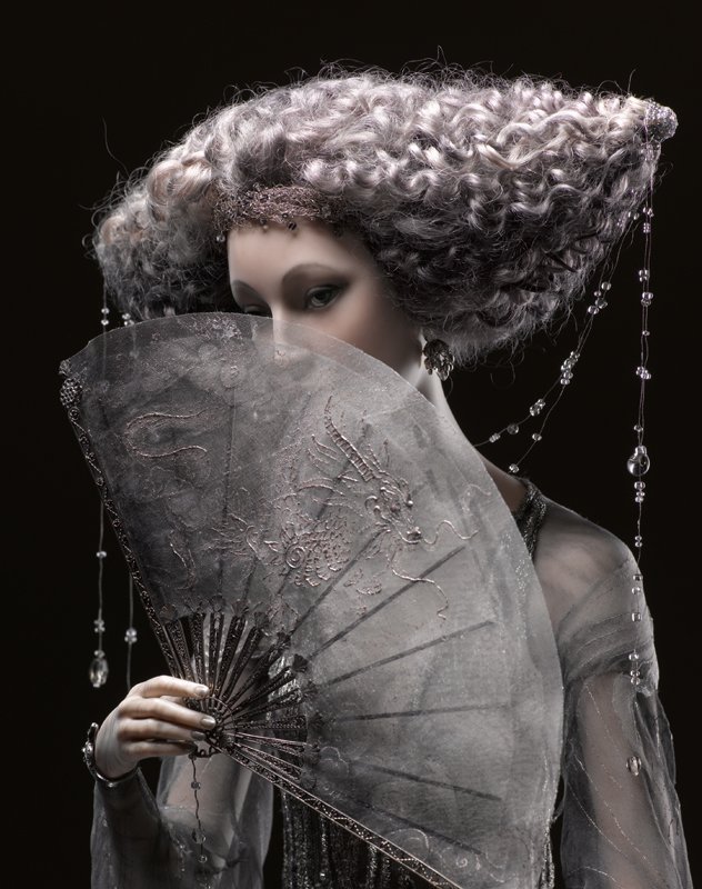 Alexandra-Kokinova-muneca-hecha-a-mano-Amaya-lluvia-noche-detalle-abanico