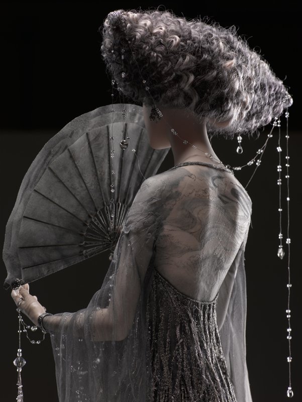 Alexandra-Kokinova-muneca-hecha-a-mano-Amaya-lluvia-noche-detalle-vestido-seda