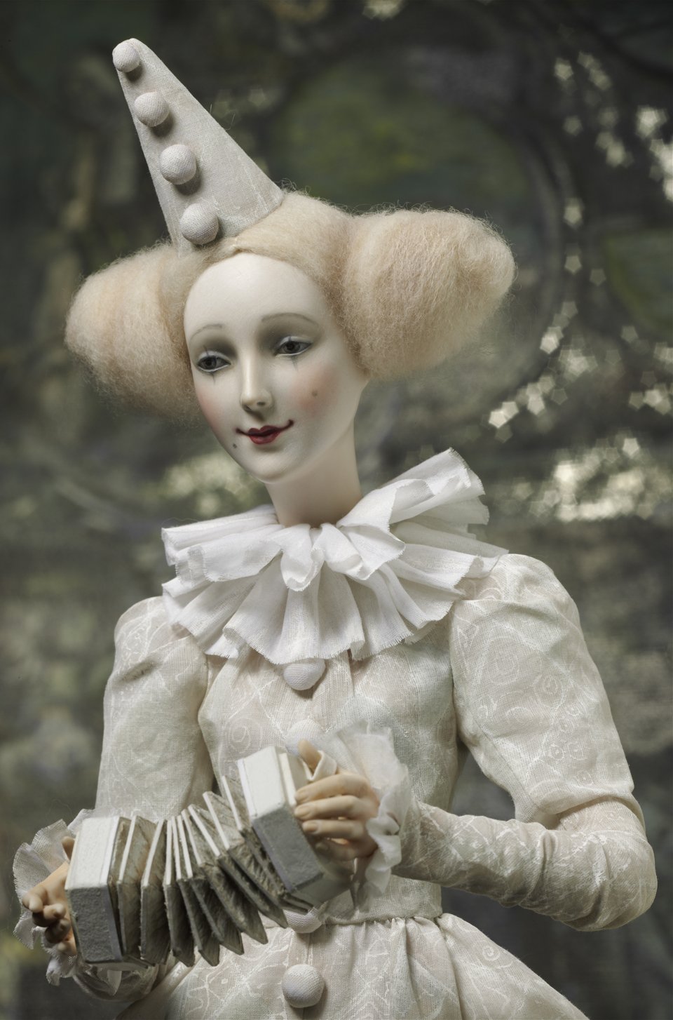 Alexandra-Kokinova-muneca-hecha-a-mano-Columbine-con-concertina