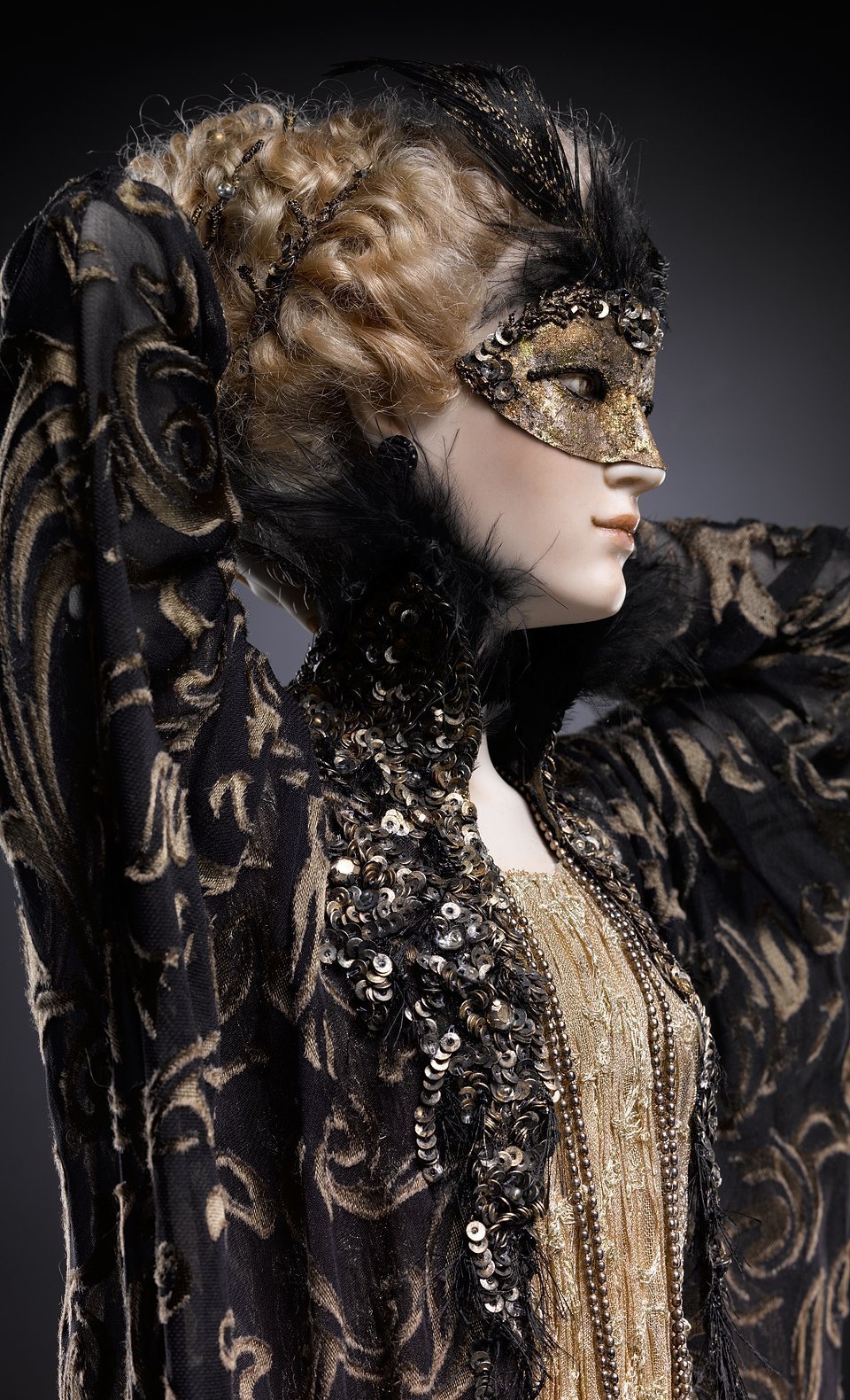 Alexandra-Kokinova-muneca-hecha-a-mano-Tina-art-deco-detalle-antifaz