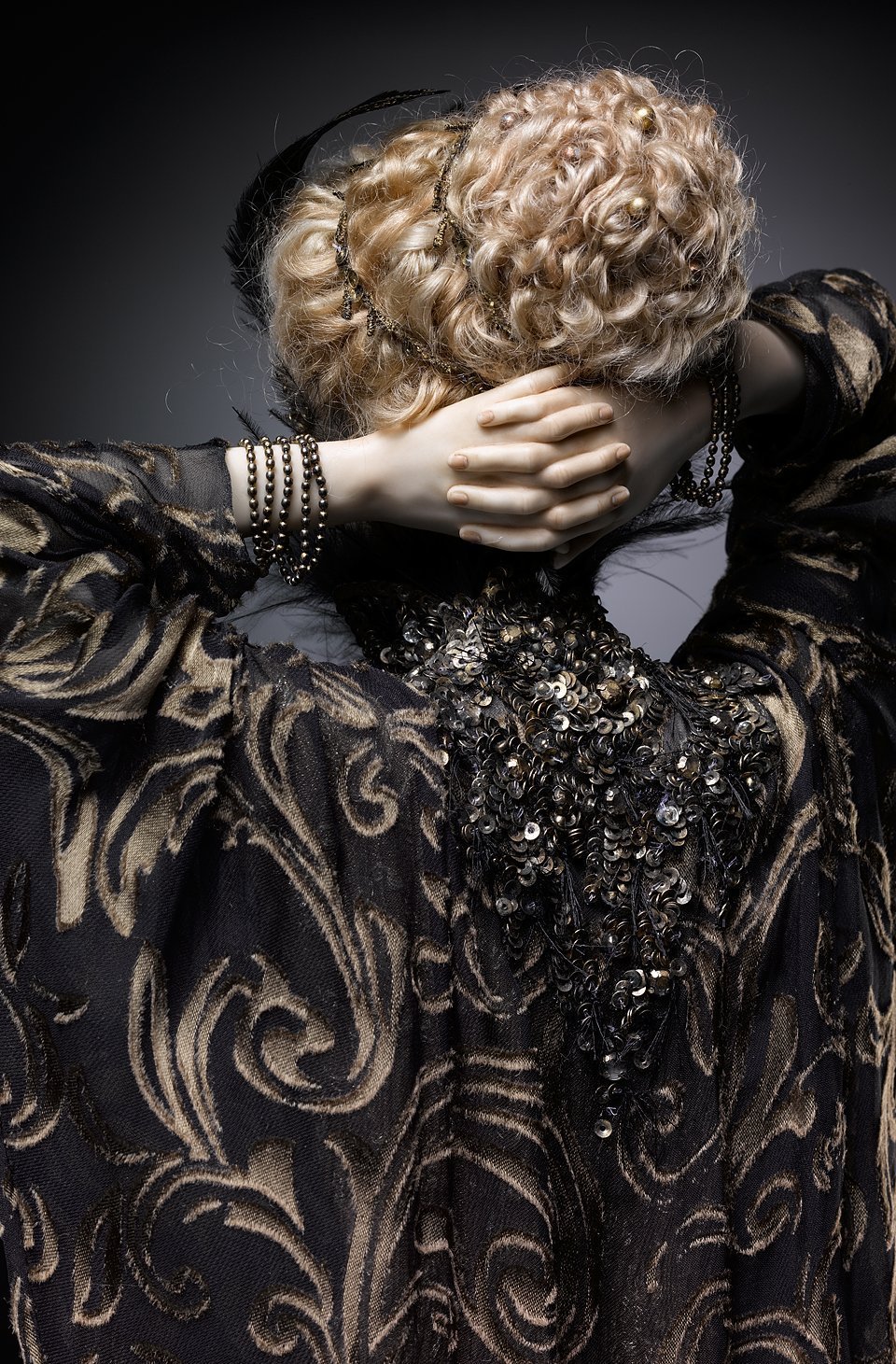 Alexandra-Kokinova-muneca-hecha-a-mano-Tina-art-deco-detalle-recogido-pelo