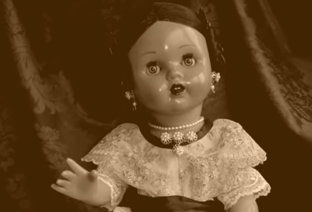 Mariquita Pérez vestida con el traje tradicional de fallera
