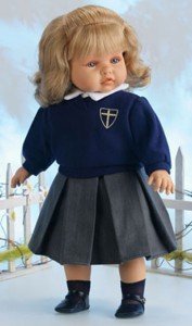 Foto Muñeca Leonor con traje del colegio