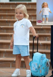 Foto muñeca Sofía vestida con el traje azul de la Escuela Infantil.