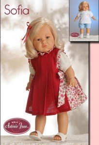 Foto muñeca Sofía vestida con traje fucsia con flores.