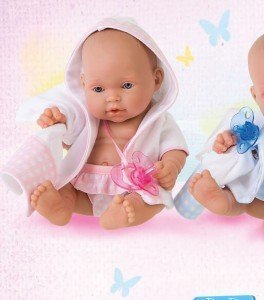 Foto albornoz para muñecas con toalla y braguitas de Antonio Juan