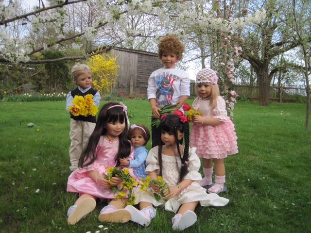 Foto de varias muñecas de MasterPiece celebrando el día de la madre.