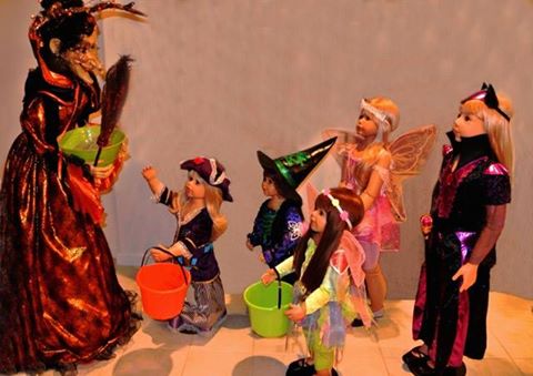 Foto de varias muñecas de MasterPiece disfrazadas, celebrando Halloween