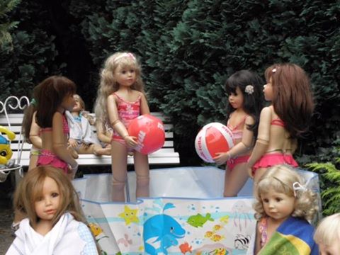 Foto de varias muñecas de MasterPiece jugando en la piscina