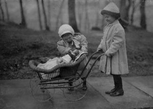 Jugar amplía la imaginación. Foto de dos niñas jugando con muñecas