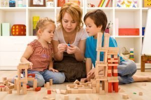 Jugar en familia. Foto de dos niños jugando con un adulto