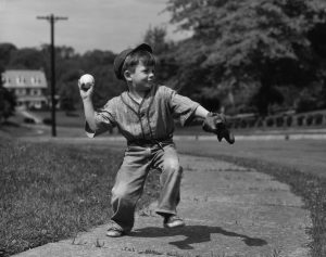 Jugar haciendo deporte. Foto de un niño jugando al beisbol