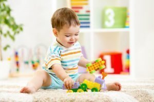 Foto de niño pequeño jugando solo