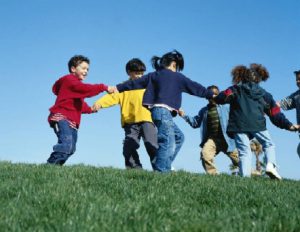 Foto de varios niños jugando al corro de la patata