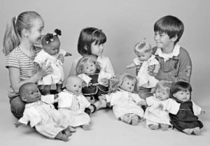 Jugar con muñecas. Foto de varios niños jugando con muñecas