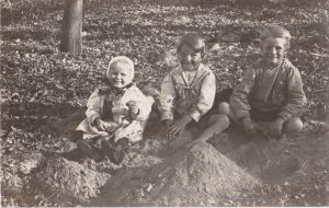 Jugar en la arena. Foto de tres niños jugando en la arena