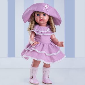 Foto de Mariquita Pérez rubia con sombrero y vestido lila.