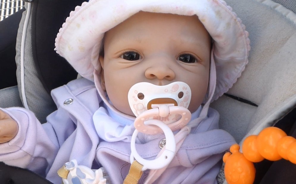 Foto bebé reborn con chupete