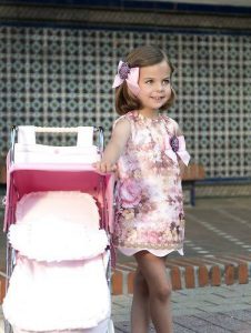 Foto de una modelo infantil con una sillita Big Rosa de Bebelux