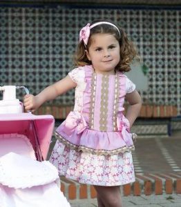 Foto de una modelo infantil con una sillita Big Rosa de Bebelux