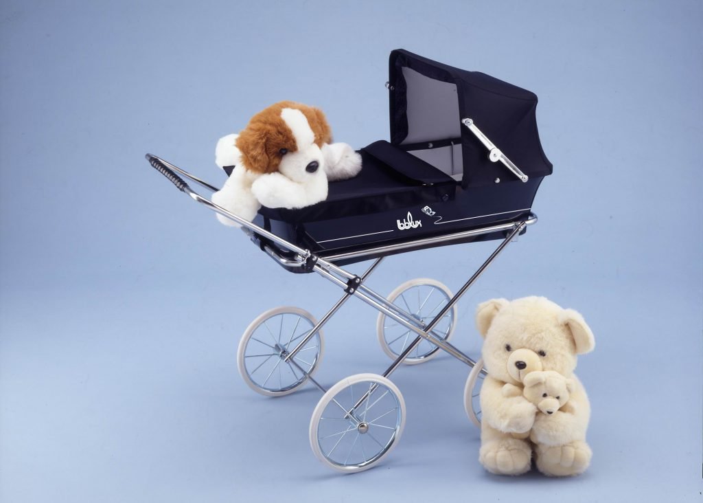 Foto de cochecito de muñecas de Bebelux con dos peluches