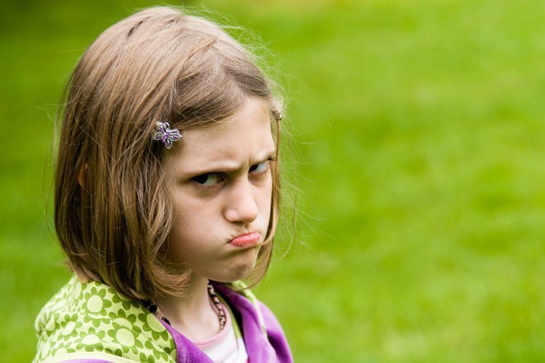 Foto niña enfadada