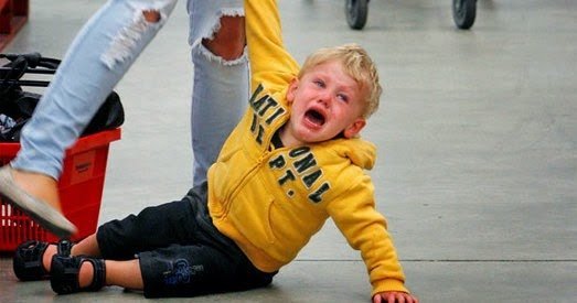 Foto niño llorando en el suelo