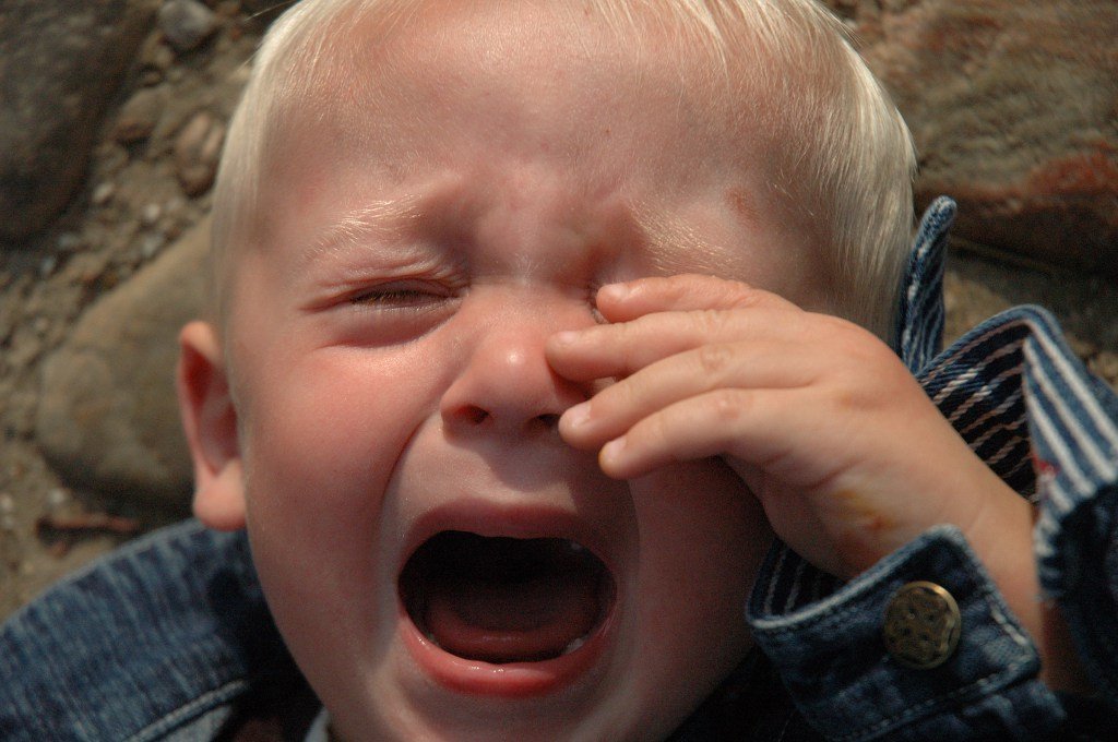 Foto niño pequeño llorando