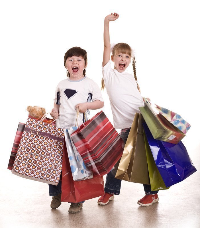 Foto de dos niños con bolsas de regalo
