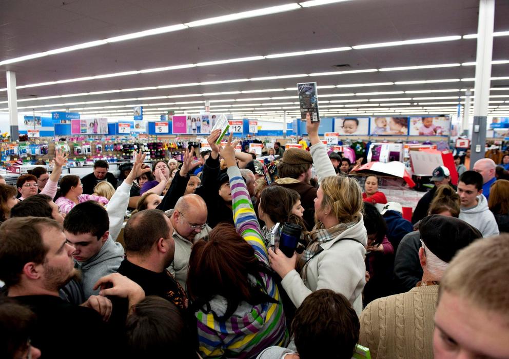Foto de muchos adultos comprando