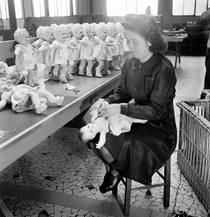 Trabajadora de la fábrica de muñecas Trabajadora de la fábrica de muñecas