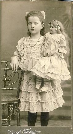 Niña jugando con sus muñecas Niña jugando con sus muñecas