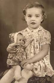 Pequeña sosteniendo a sus muñecas Pequeña sosteniendo a sus muñecas