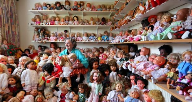 Gran colección de muñecas de una anciana