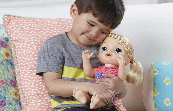 Niño jugando con muñeca Niño jugando con muñeca