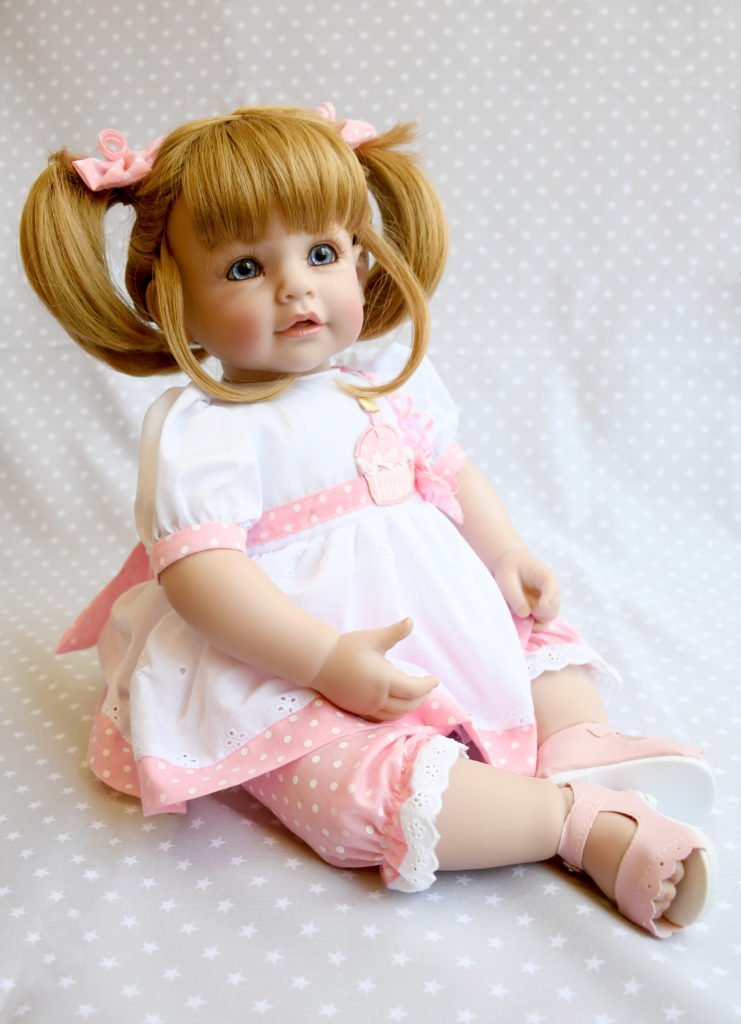 muñecas adora happy birthday sentada